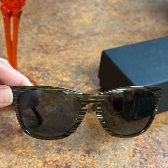 Oakleys ladies Sunglasses - Picture 5 of 7